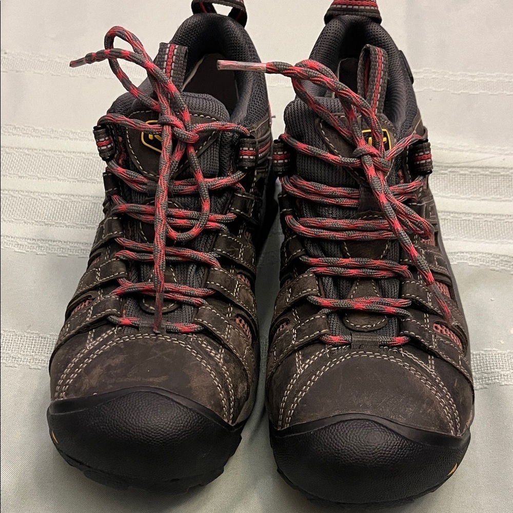 Keen women’s Brown and Red Athletic Shoes size 7M